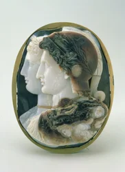 Le Camée Gonzaga, représentant Ptolémée II Philadelphe et sa femme Arsinoé comme des dieux du panthéon grec, fait à Alexandrie, 3ème siècle av. J.-C.